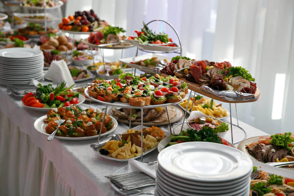 שולחן מלא באוכל בחתונה